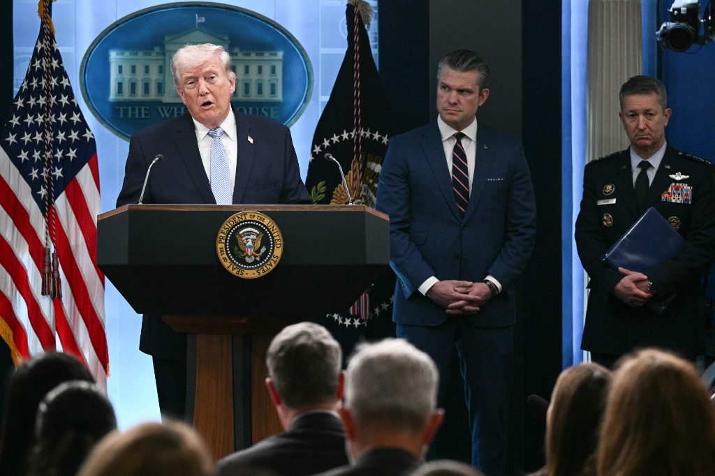 US President Donald Trump, alongside US Secretary of Defense Pete Hegseth and Chairman of the Joint Chiefs of Staff General Dan Caine , speaks about the conflict in Iran at the White House on April 6, 2026.