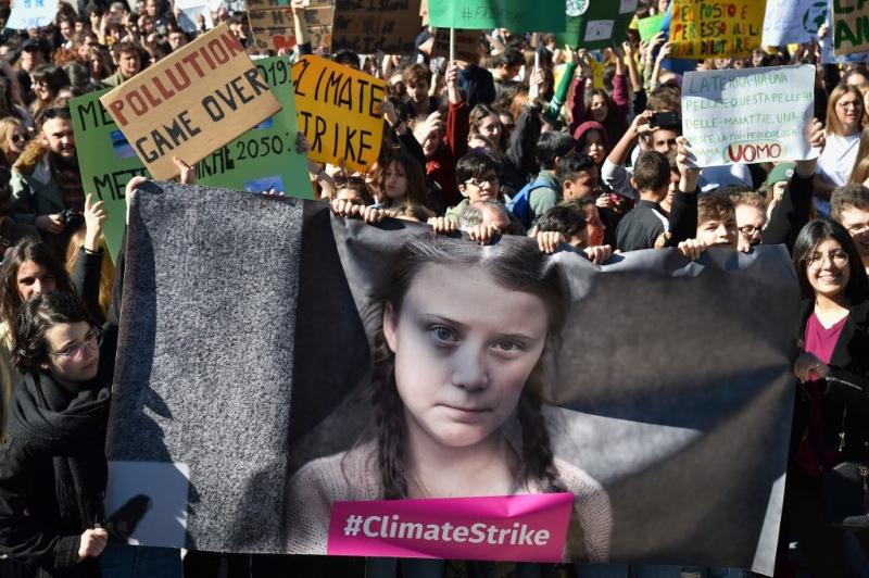 Des étudiants tiennent des pancartes et une bannière montrant Greta Thunberg lors d'une manifestation contre le réchauffement climatique dans le centre de Rome, le 15 Mars, 2019. Andreas SOLARO/AFP