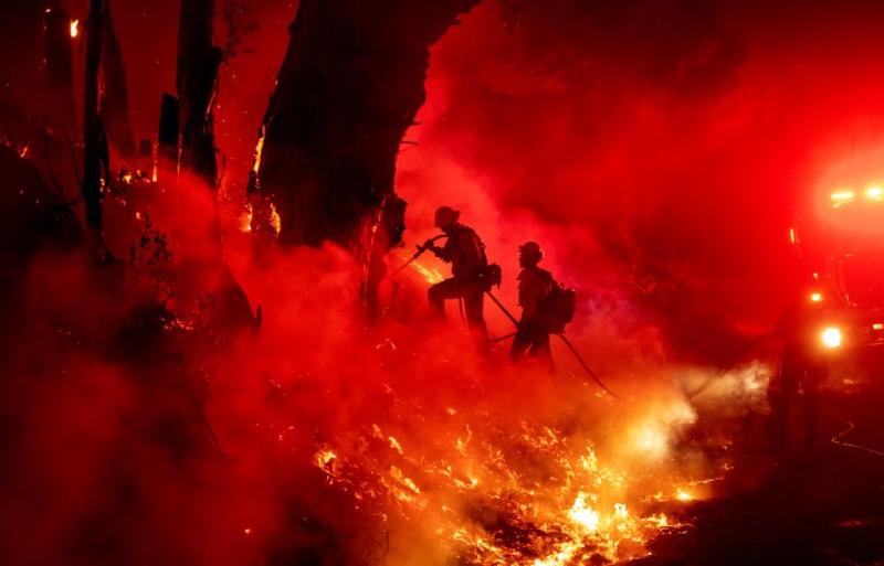 Des pompiers travaillent à contrôler les flammes lors de l'incendie Maria à Santa Paula, Californie, le 1er Novembre 2019. Josh Edelson/AFP