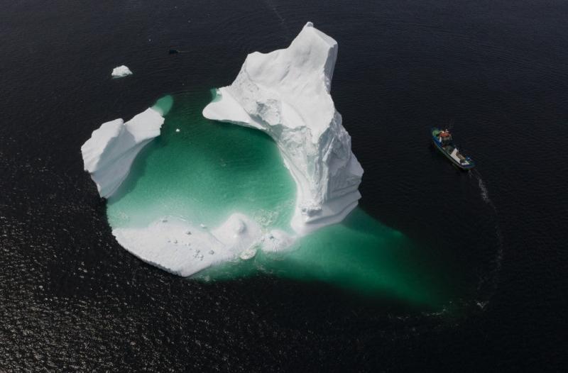 Esta foto aérea muestra el barco del Capitán Edward Kean pasando un iceberg en la Bahía de Bonavista el 29 de junio de 2019 en Newfoundland, Canadá. Johannes Eisele / AFP