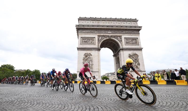 Peloton devant l'Arc de Triomphe lors de la 21ᵉ et dernière étape de la 112ᵉ édition du Tour de France